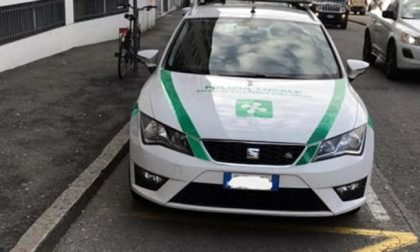 Parcheggiano sul posto dei disabili: beccati, i vigili si "automultano"