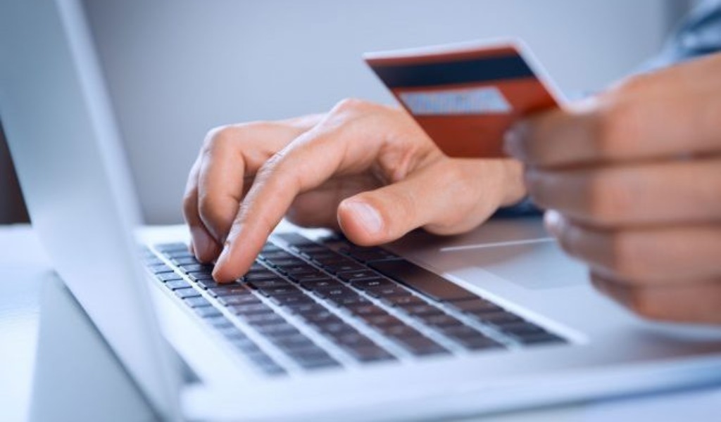 Il telefono cellulare acquistato online a un prezzo vantaggioso si rivela una truffa