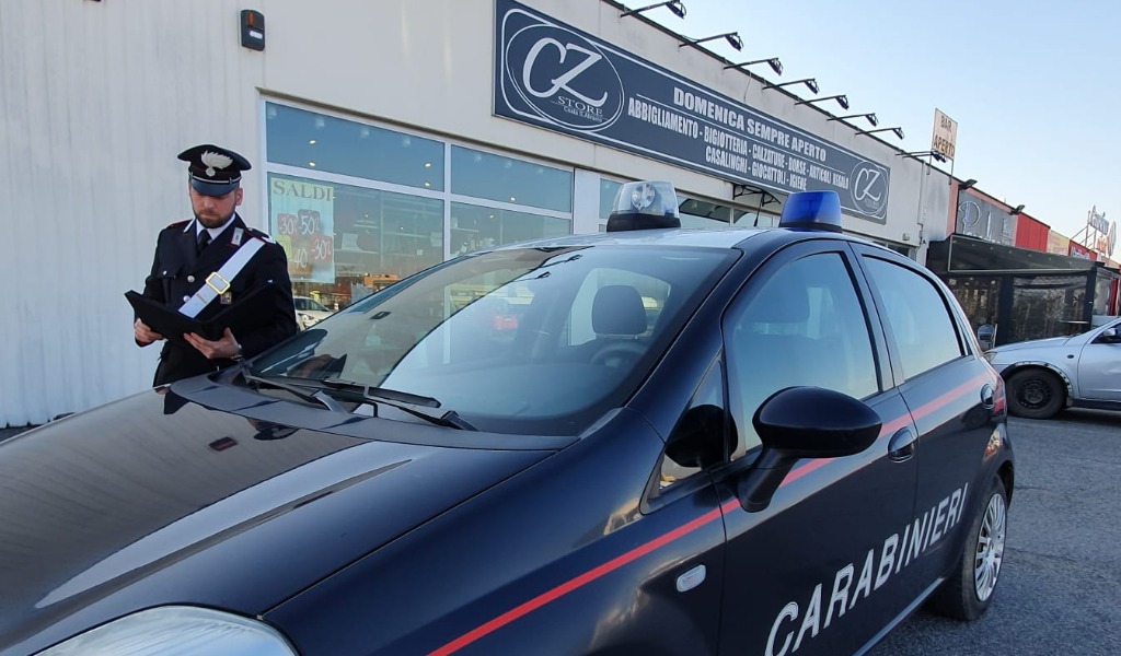 Approfitta di un attimo di distrazione e ruba portafoglio: denunciata una 70enne