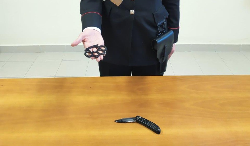 Tentano di rubare uno scooter e minacciano il proprietario con un coltello: in manette due minorenni