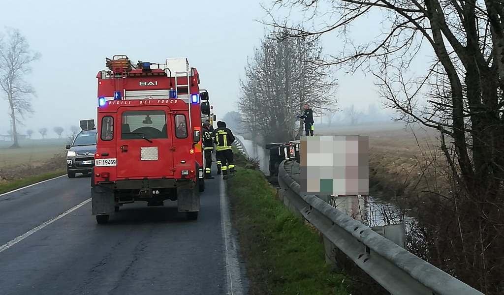 Camion ribaltato nella roggia ad Agnadello, soccorso un 51enne FOTO