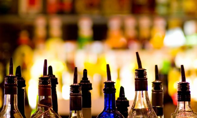 Serve alcolici a tre minorenni, scatta la denuncia per il titolare del locale