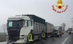 Maxi tamponamento tra due auto, due furgoncini e un camion, cinque persone coinvolte FOTO