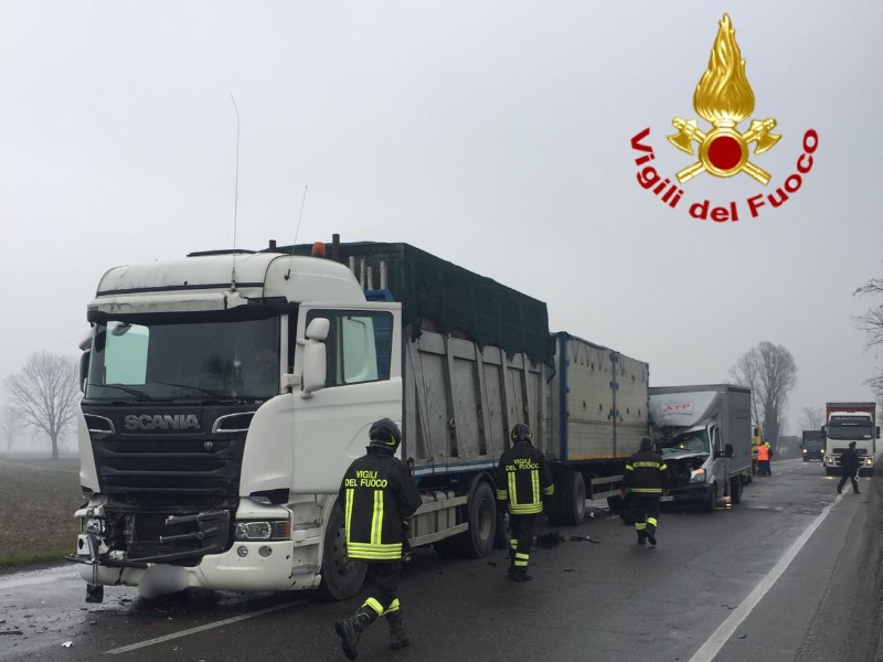 Maxi tamponamento tra due auto, due furgoncini e un camion, cinque persone coinvolte FOTO