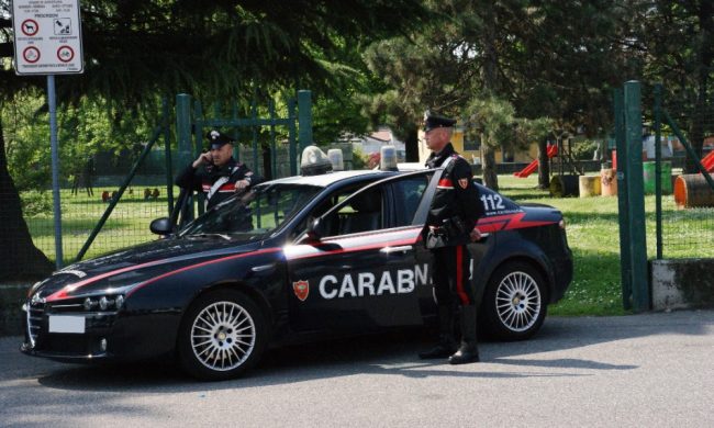 Assembrati e a bere alcolici fuori dal bar: scattano le sanzioni per 9 giovani