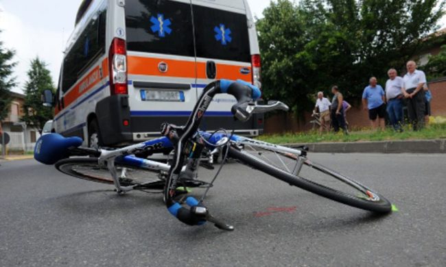 Investe ciclista e si dà alla fuga, automobilista rintracciata grazie alle telecamere