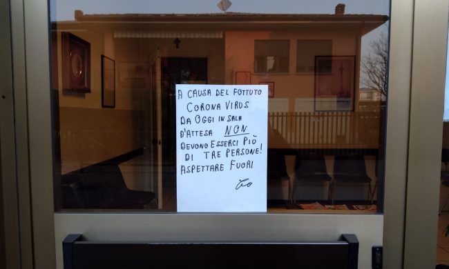 A Spino cartello shock contro il sovraffollamento all’ambulatorio medico