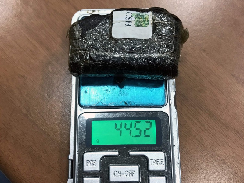 Perquisizione in appartamento, 26enne trovato con oltre 40 grammi di hashish