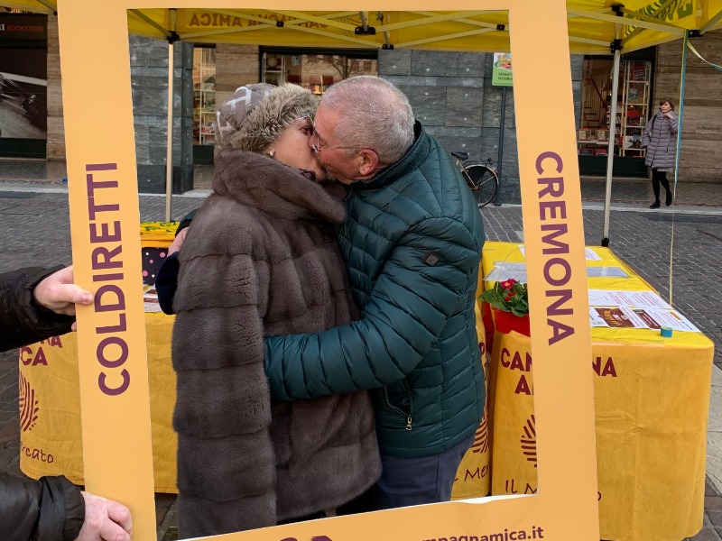 San Valentino, galleria di baci al Mercato di Campagna Amica FOTO