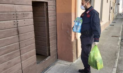 Controlli, ma anche assistenza alla popolazione: i Carabinieri fanno la spesa a un'anziana e non solo ...