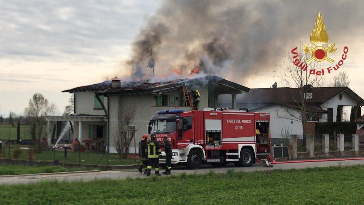 Incendio in villetta, distrutti 130 metriquadri di tetto FOTO