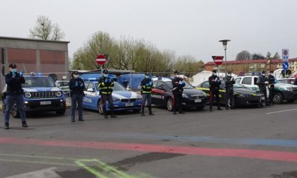 Il commovente omaggio delle forze dell'ordine fuori dall'ospedale di Cremona