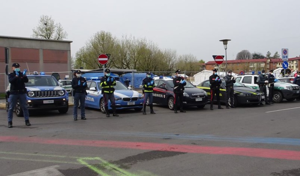 Il commovente omaggio delle forze dell’ordine fuori dall’ospedale di Cremona