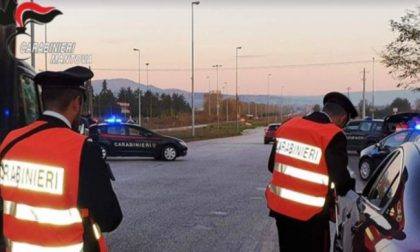 In giro senza autorizzazione, fermati anche ciclisti e passanti: 111 denunce