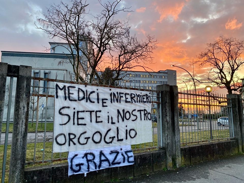 Coronavirus: tutti alle finestre per un applauso a medici, infermieri e oss oggi alle 12