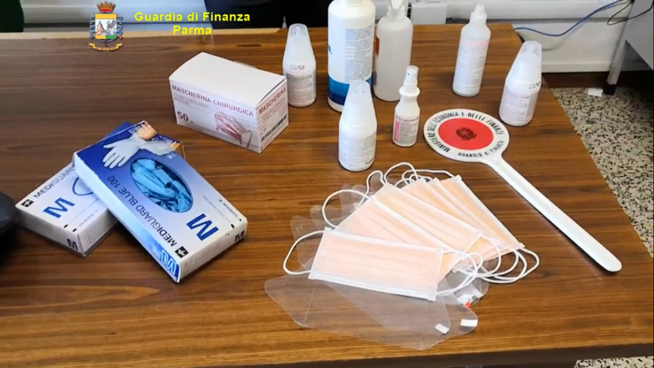 Rubano mascherine in ospedale (poi rivendute a 70 euro), denunciati due dipendenti Asl