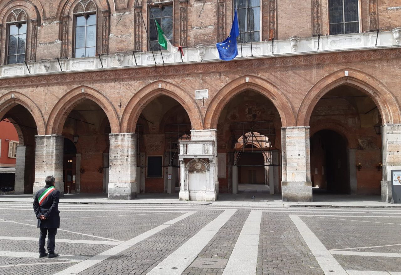 Bandiere a mezz’asta e un minuto di silenzio: Cremona ha pianto le sue vittime del Coronavirus FOTO