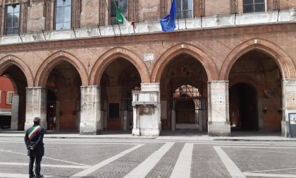 Bandiere a mezz’asta e un minuto di silenzio: Cremona ha pianto le sue vittime del Coronavirus FOTO