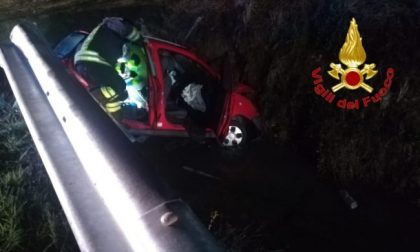 Auto sfonda guard rail e finisce in un fosso, ragazza 15enne perde la vita