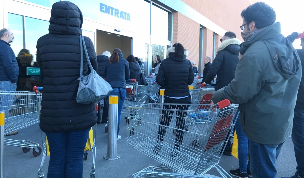 Le nuove zone rosse creano il panico, calca nei supermercati