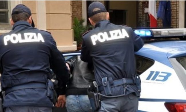 Maniaco aggredisce 19enne fuori con il cane: salvata dal padre che ha sentito le grida