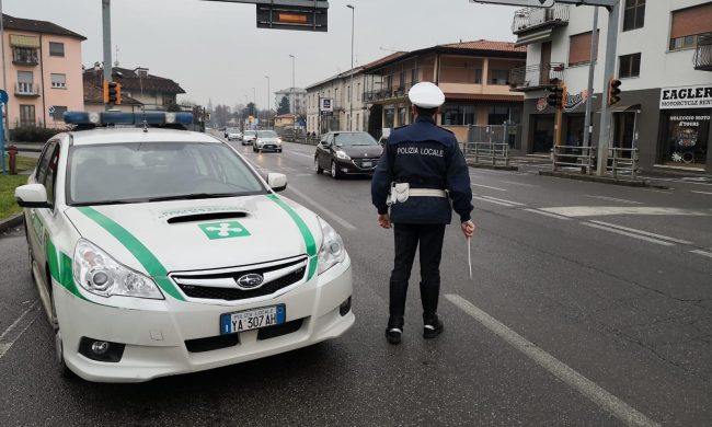 Alla guida di un’auto rubata e senza patente: denuncia e maxi multa