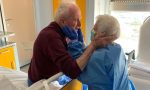 Ritrovarsi durante la degenza in ospedale: l'abbraccio di Giorgio e Rosa FOTO