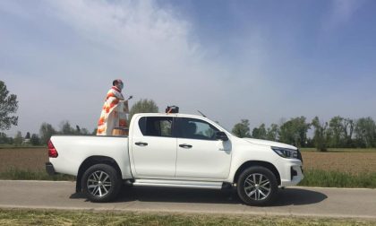 Benedizione “on the road”, parroco sfila per le vie del paese a bordo di un pick-up FOTO