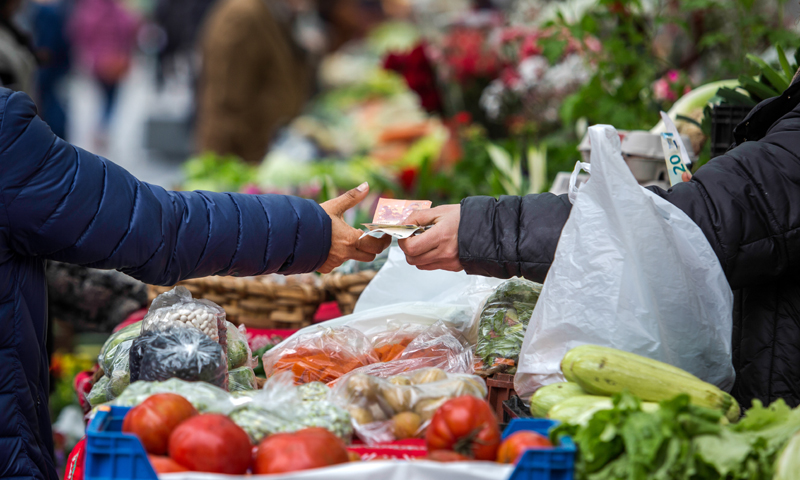 Fanno la spesa al mercato e fuggono senza pagare: tre ragazze denunciate