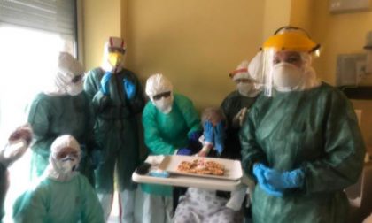 Grande festa all'Ospedale di Crema: Giusi compie 81 anni e sta guarendo dal Covid-19