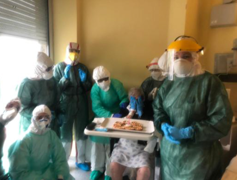 Grande festa all’Ospedale di Crema: Giusi compie 81 anni e sta guarendo dal Covid-19
