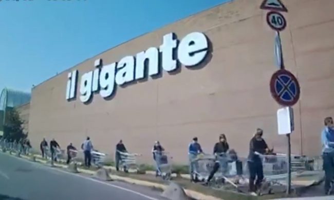 Come la nostra vita, ferma e “distanziata”: è la coda fuori dal super VIDEO