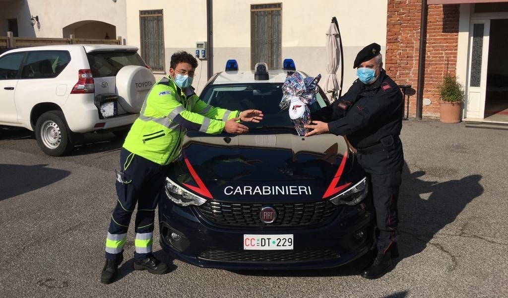 Uova pasquali in dono dai Carabinieri ai membri di Cremona Soccorso