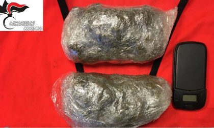 Trovato in giro senza motivo per la seconda volta e con oltre 100 grammi di marijuna