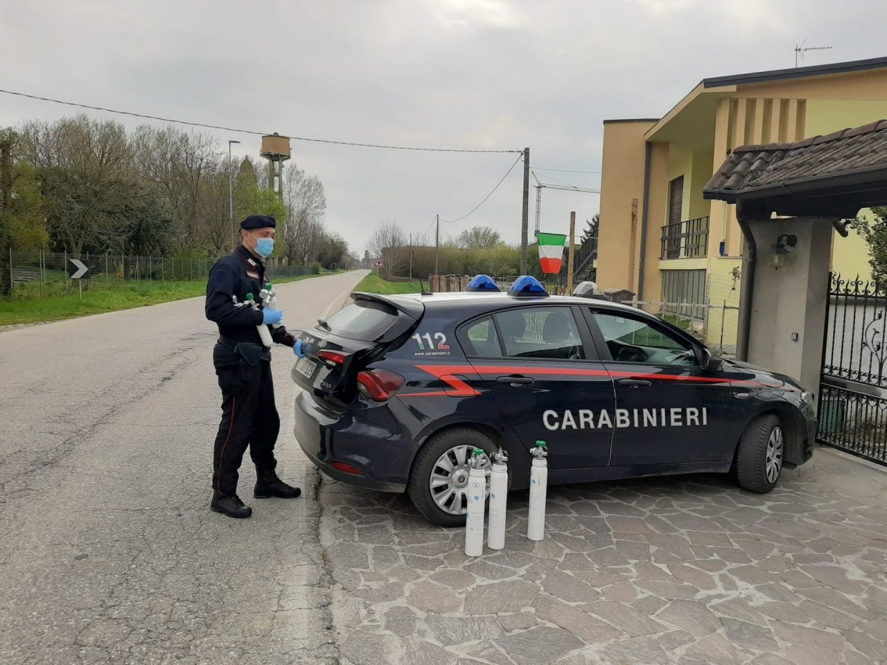 Studio dentistico mette a disposizione cinque bombole per ossigeno, l’aiuto dei carabinieri