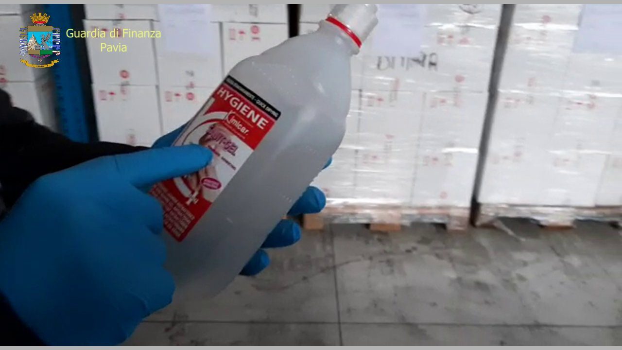 Semplice acqua e sapone “spacciata” per gel igienizzante: sequestrati 21mila flaconi