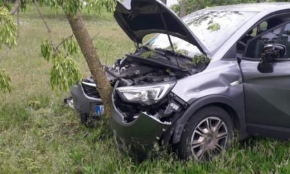 Folle corsa contromano per sfuggire ai Carabinieri, poi lo schianto contro un albero