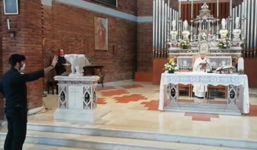 La Diocesi “sconfessa” il parroco ribelle che ha tenuto messa nonostante i divieti