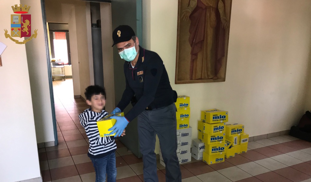 Solidarietà cremonese: gli Agenti consegnano alimenti ai bambini più in difficoltà