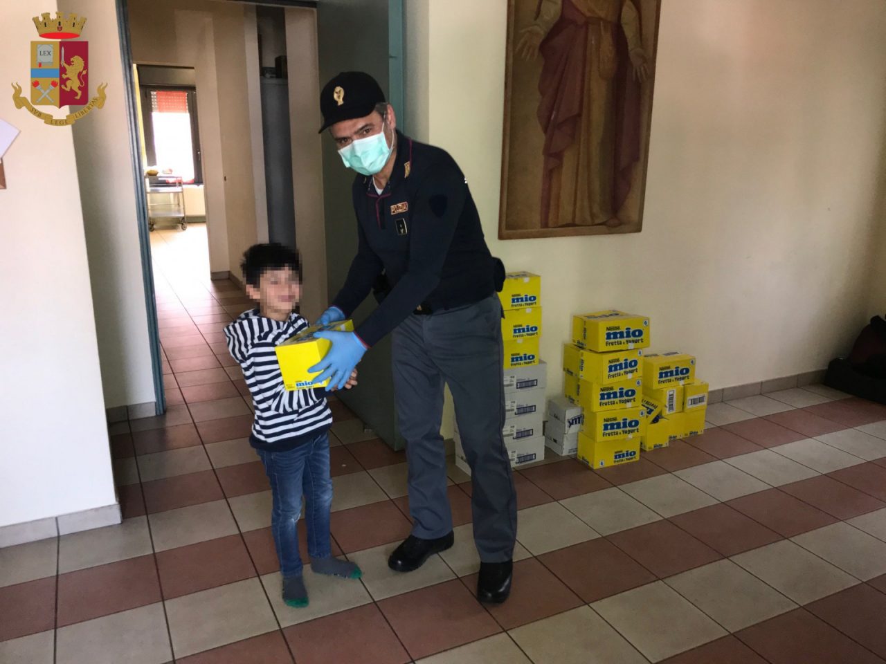 La polizia consegna scorte di cibo ai bimbi di una casa famiglia cremonese