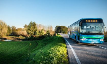 Vandali nella notte: distruggono 4 autobus e ne "guidano" uno finendo fuori strada