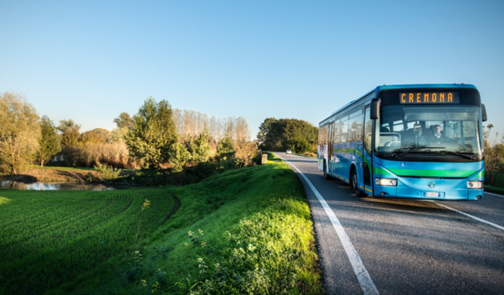 Vandali nella notte: distruggono 4 autobus e ne “guidano” uno finendo fuori strada