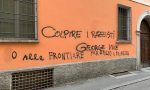 Raid vandalico alla sede della Lega di Cremona: finestre sfondate e scritte sui muri