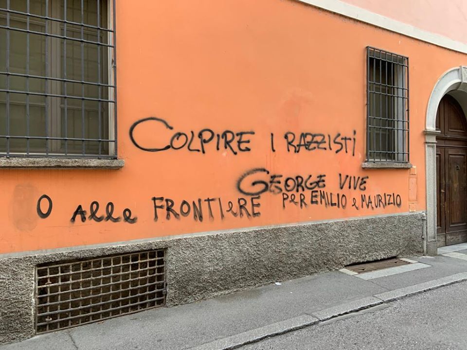 Raid vandalico alla sede della Lega di Cremona: finestre sfondate e scritte sui muri