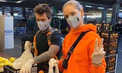 Chiara Ferragni e Fedez volontari all'Ortomercato di Milano FOTO