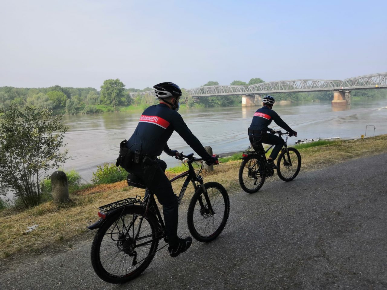 Controlli coronavirus: i carabinieri forestali setacciano parchi e aree verde in bicicletta