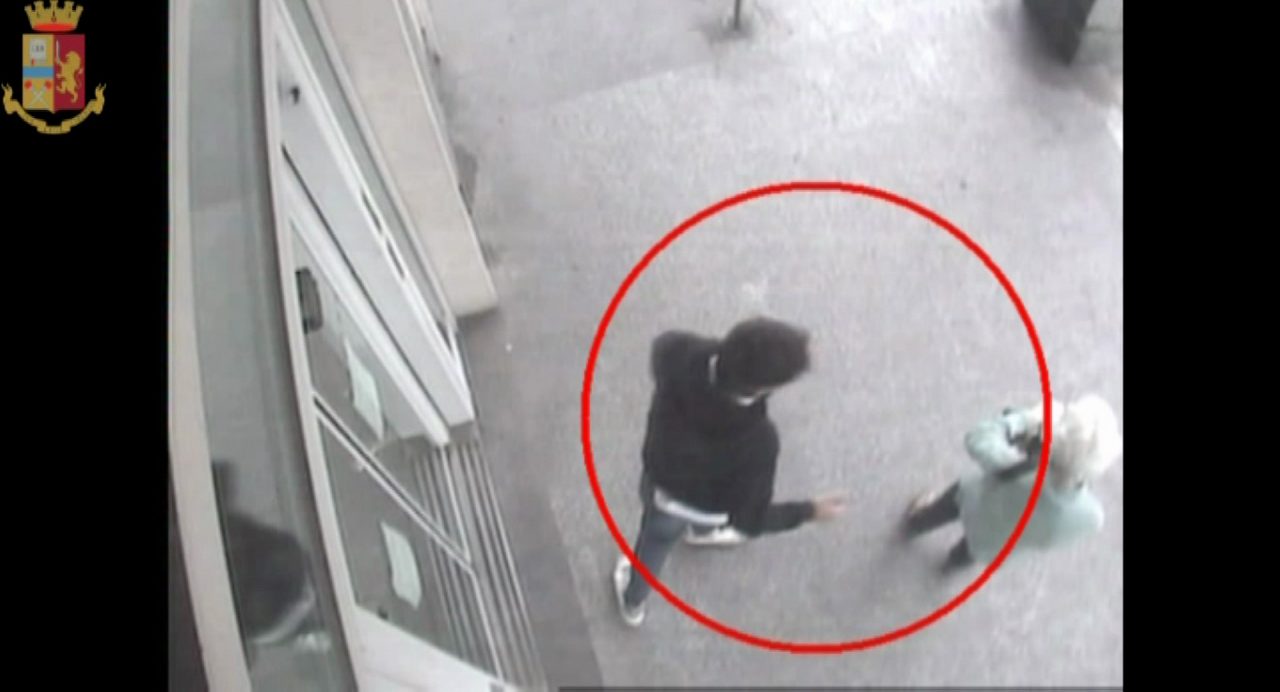 Scippò anziana donna e tentò rapina all’Unieuro: arrestato 26enne