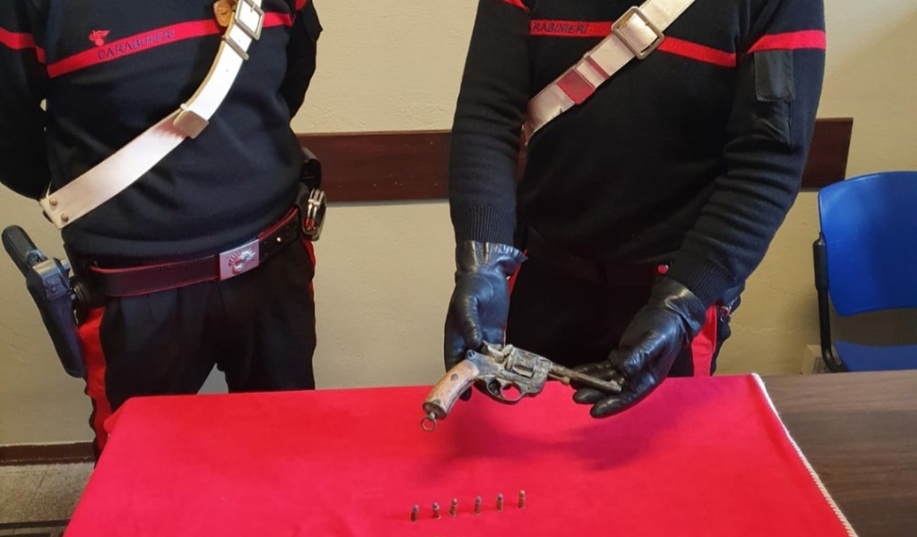 Vede i carabinieri e scappa per le campagne: fermato e trovato con una pistola