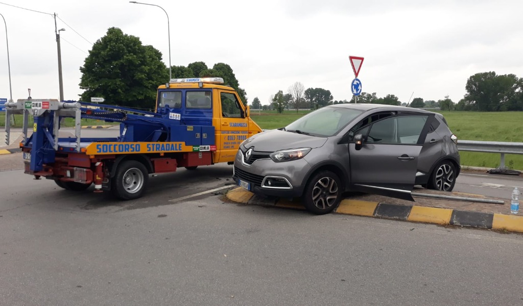 Finisce con l’auto sullo spartitraffico, un ferito in ospedale FOTO