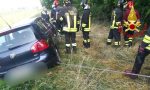 Esce di strada con l'auto e si ferma in bilico sul bordo di un canale pieno d'acqua